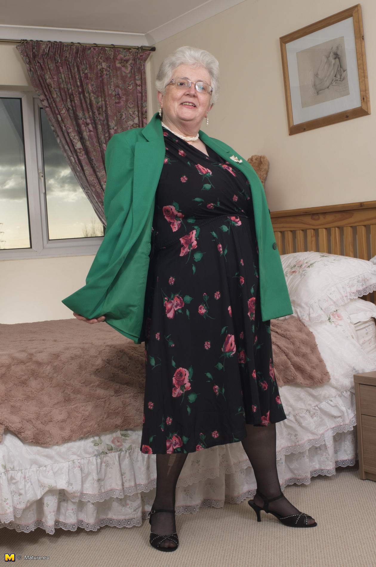 British Granny Playing With Her Voluptous Body 0056