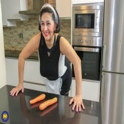 This Spanish mature housewmaid plays with the carrots from her work