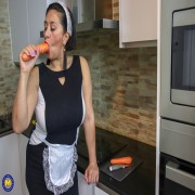 This Spanish mature housewmaid plays with the carrots from her work